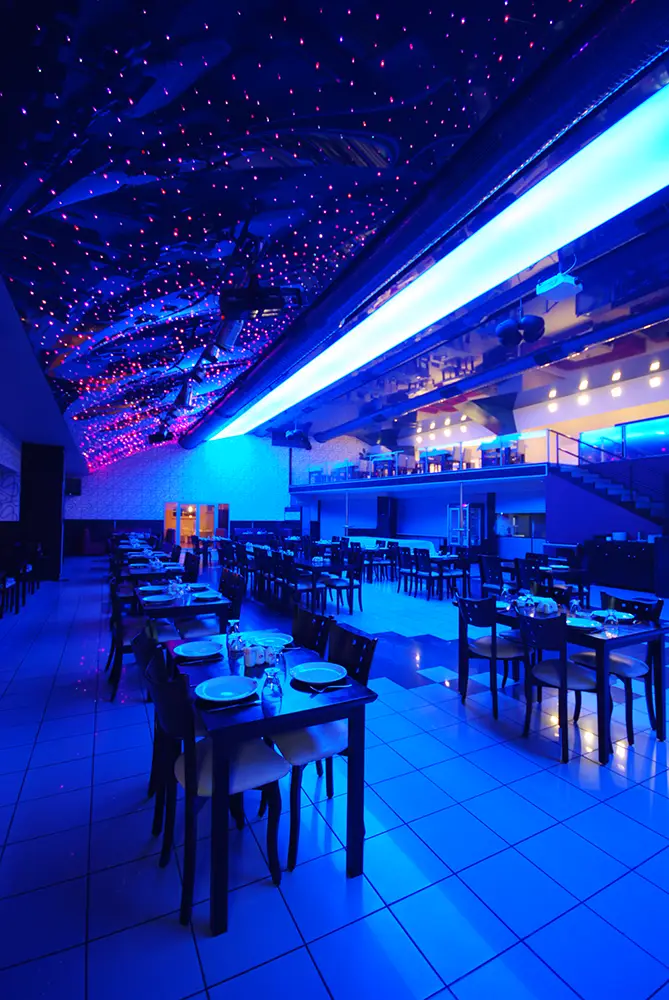 Farbige Lichtdecke Bar