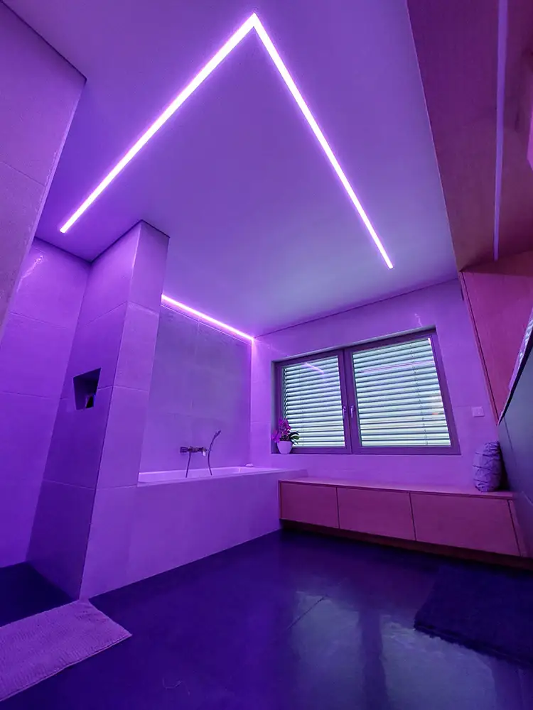 Spanndecke mit Lichtkanal violet