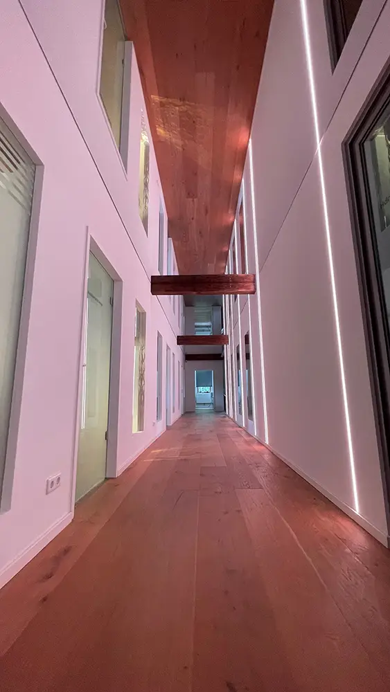 Spiegeldecke im Gang
