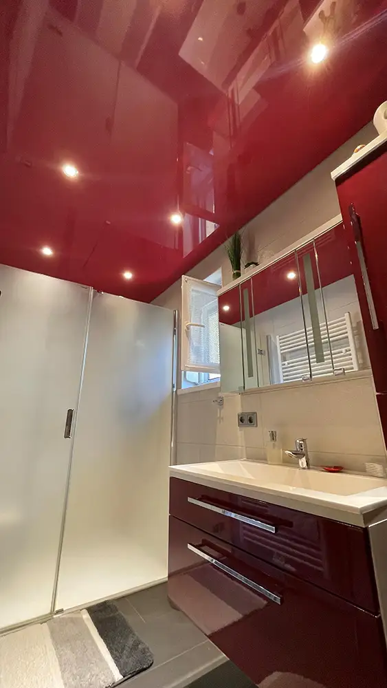 Rote Badezimmer Spanndecke mit Spots