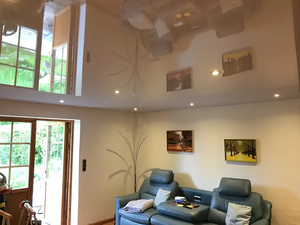 Spanndecke im Wohnzimmer mit Spots