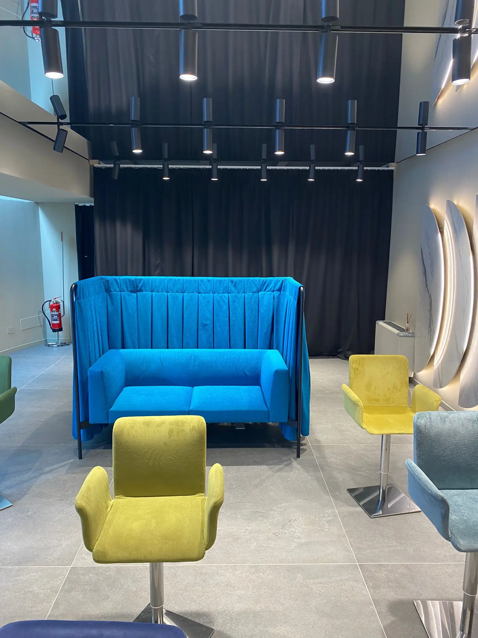 Deckendesign-Mirror Ausstellungsraum