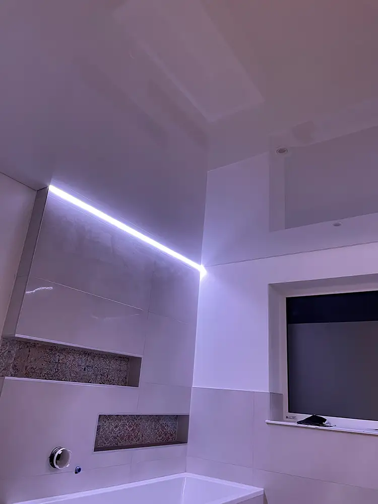 Spanndecke mit Lichtkanal im Badezimmer weiß
