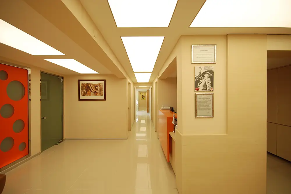 in einem Schloss erstrahlen die Decken in einem neuen Glanz, mehrere Lichtdecken in Felder aufgeteilt