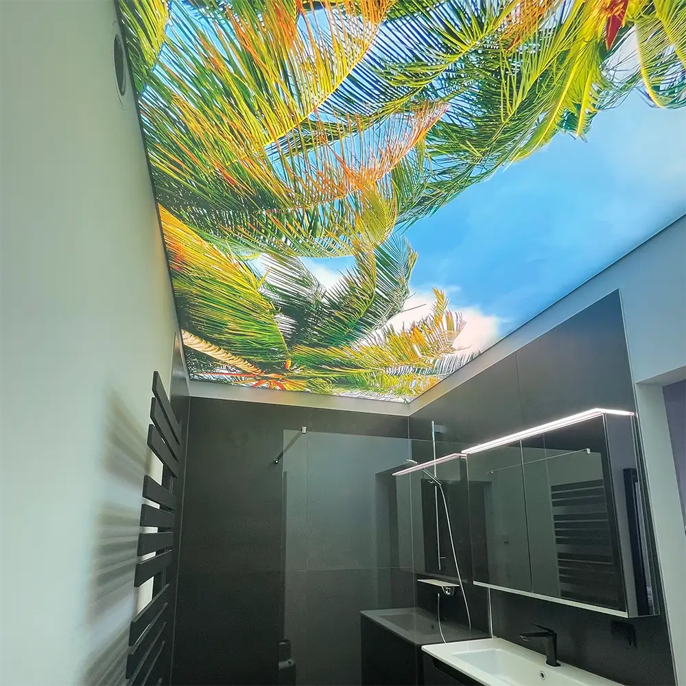 Lichtdecke im Badezimmer mit Palmen bedruckt