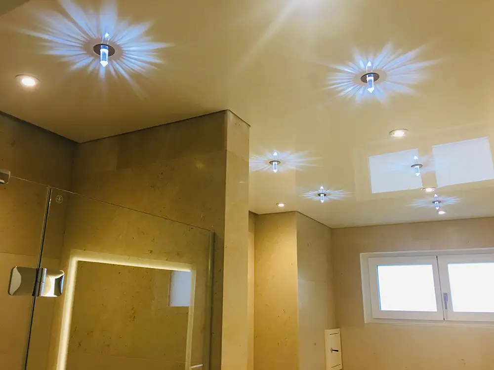 Gelbe Badezimmer Spanndecke mit Spots