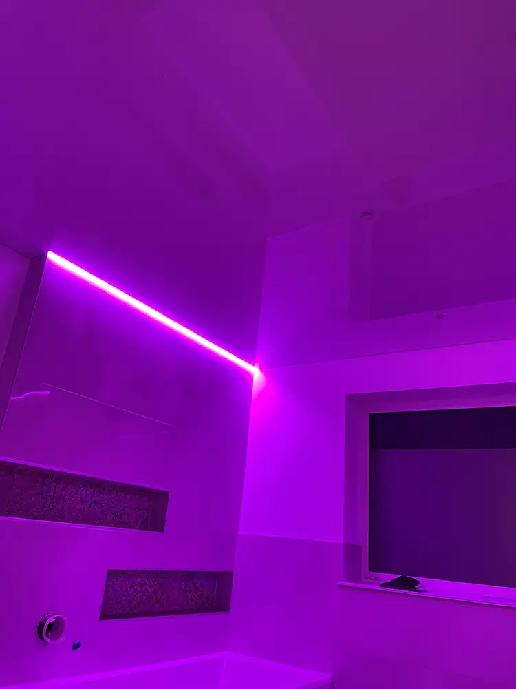 Spanndecke mit Lichtkanal im Badezimmer pink