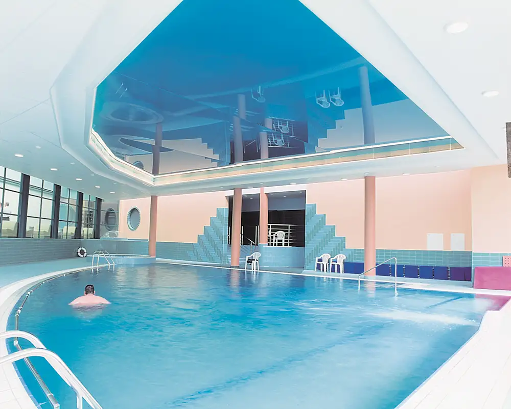 Spanndecke überhalb von einem Pool