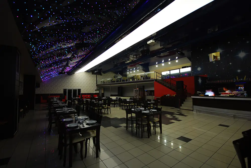 Farbige Lichtdecke Bar/Cafe