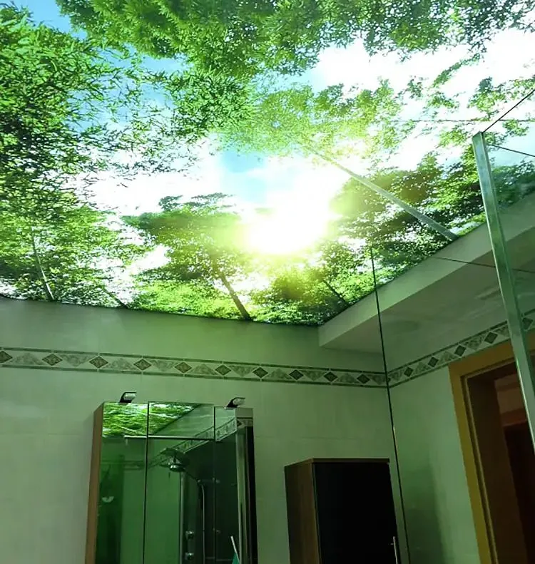 Lichtdecke im Badezimmer bedruckt mit Bäumen