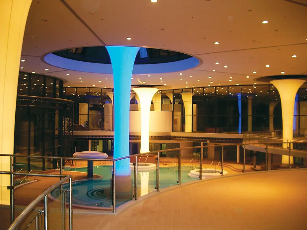 Farbige Lichtdecke Schwimmbad