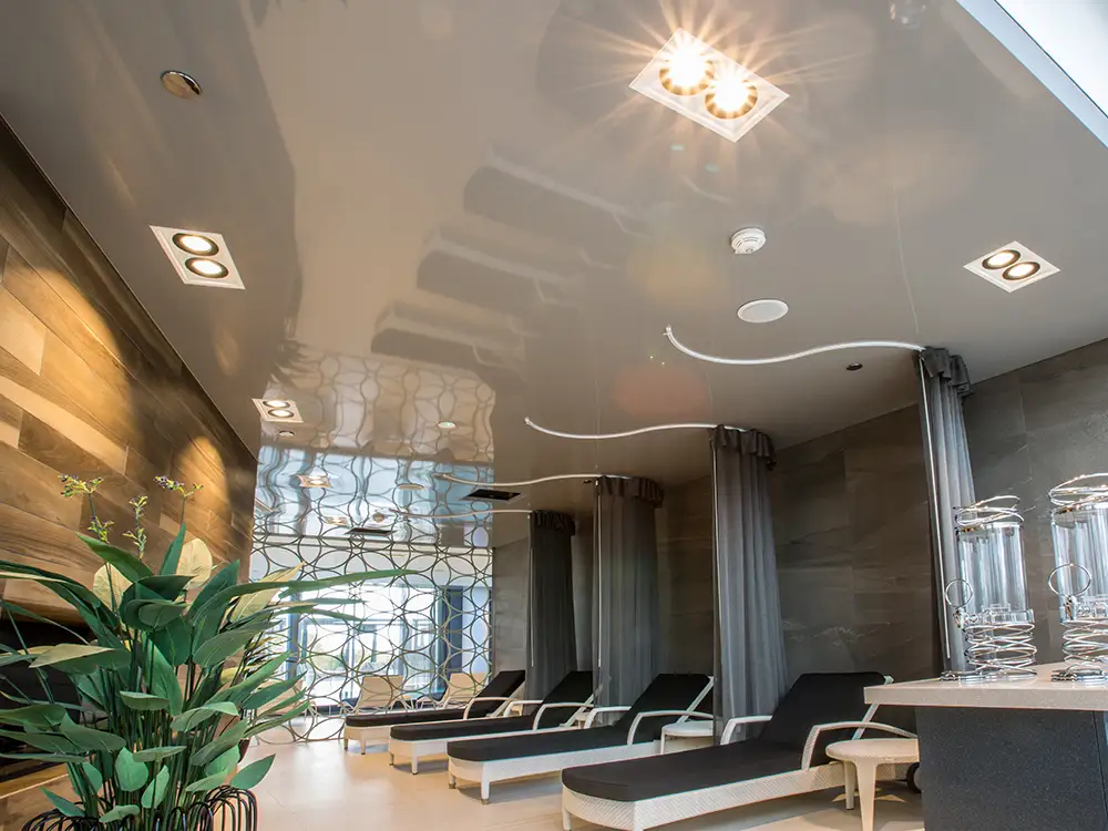 Spanndecke im Wellnessbereich eines Hotels