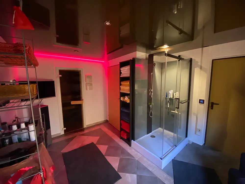 Badezimmer Spanndecke mit Spots und Randbeleuchtung