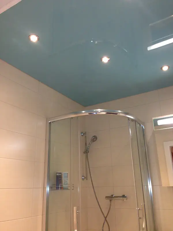 Badezimmer Spanndecke Hellblau