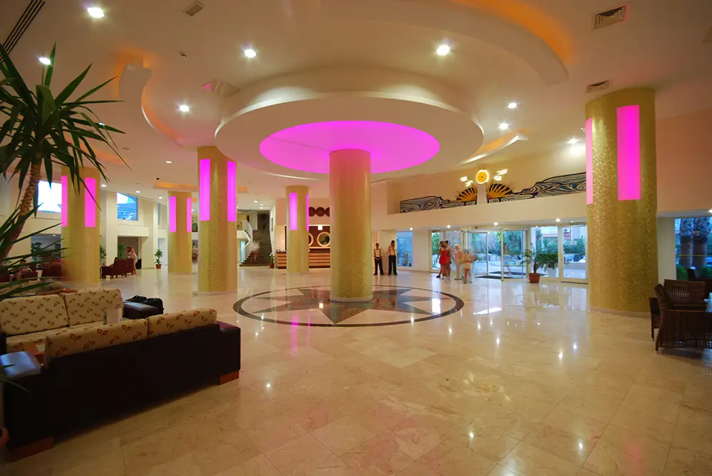 Farbige Lichtdecke Lobby
