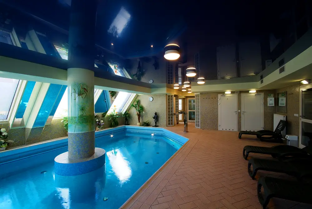 Spanndecke im Schwimmbad