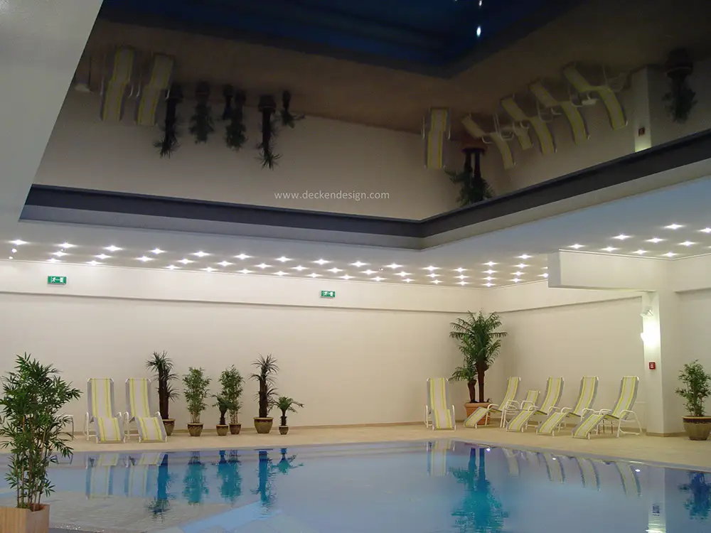 Spanndecke im Schwimm-Bereich