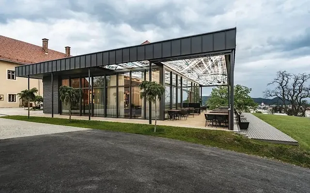 Eine schwarze Spanndecke als Spiegeldecke mit Spots ist über einer Kochinsel eingebaut.