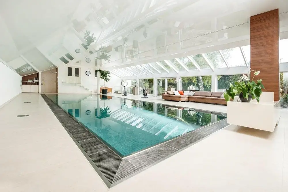 Spanndecke im Schwimmbad
