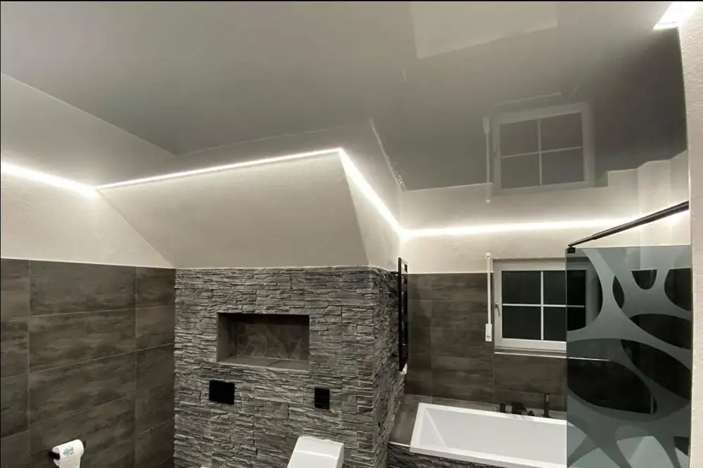 Spanndecke mit Lichtkanal im Badezimmer