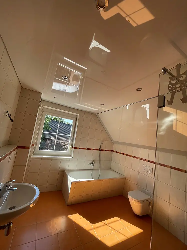 Badezimmer Spanndecke mit kleinen Spots