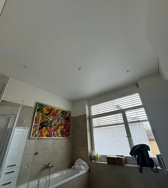 Badezimmer vor Deckenrenovierung