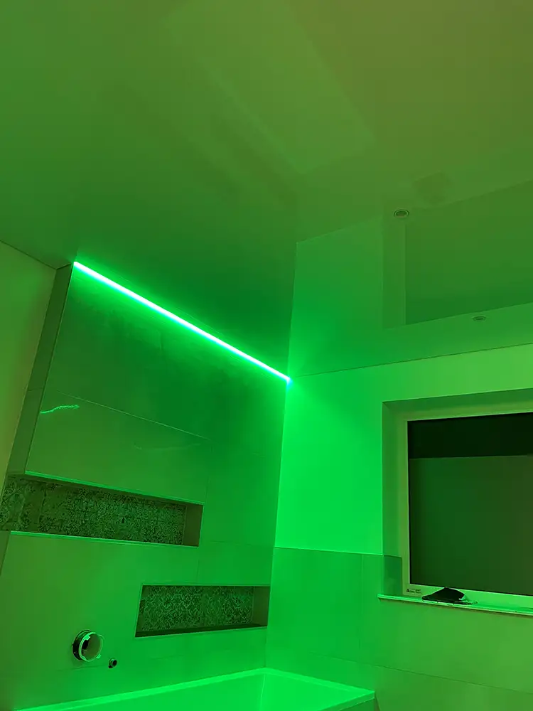 Spanndecke mit Lichtkanal im Badezimmer grün