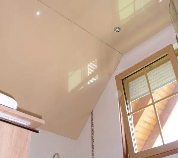 Badezimmer Spanndecke mit Spots und Dachschräge