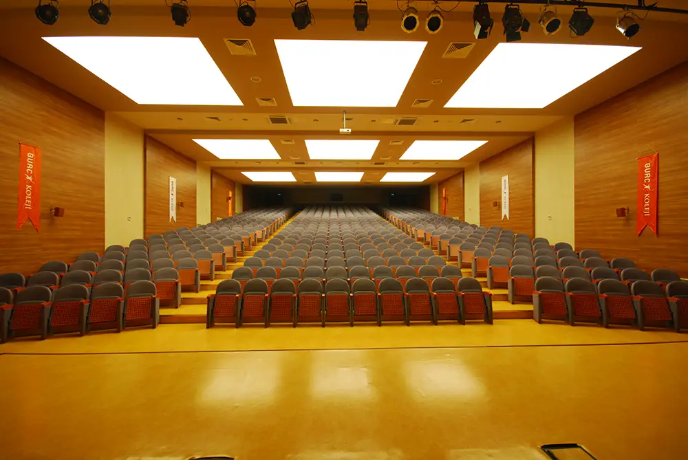 In einer Konzerthalle wurden über dem Sitzbereich mehrere Lichtdecken als Design und Lichtelemente eingeplant