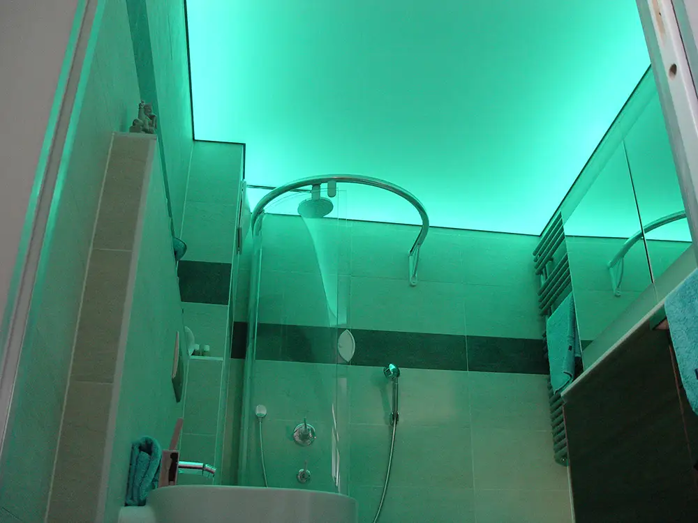 Farbige Lichtdecke Badezimmer