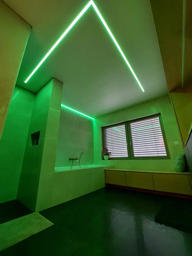 Spanndecke mit Lichtkanal grün