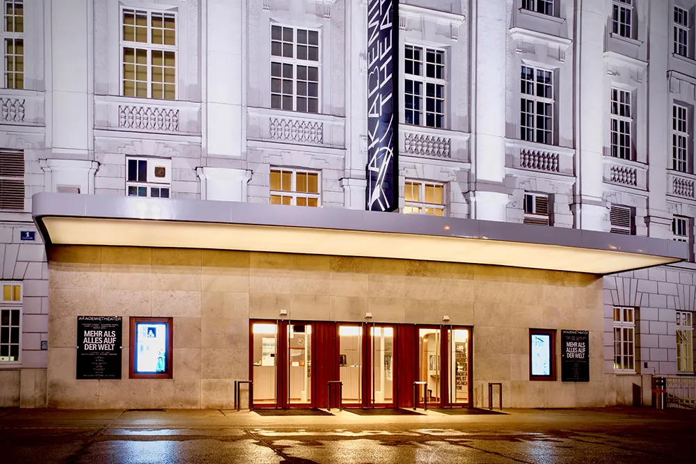 Kompletter Außenbereich Eingang vom Theater wurde über 20m breite mit einer Lichtdecke als Lichtquelle versehen