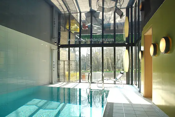 Spanndecke als Zwischendecke im Schwimmbad