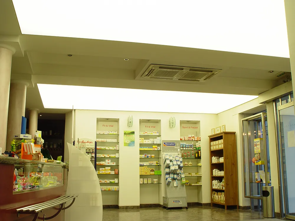 2 Lichtdecken erstrahlen eine Apotheke in einem hellen Licht