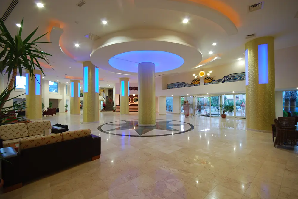 Farbige Lichtdecke Hotellobby