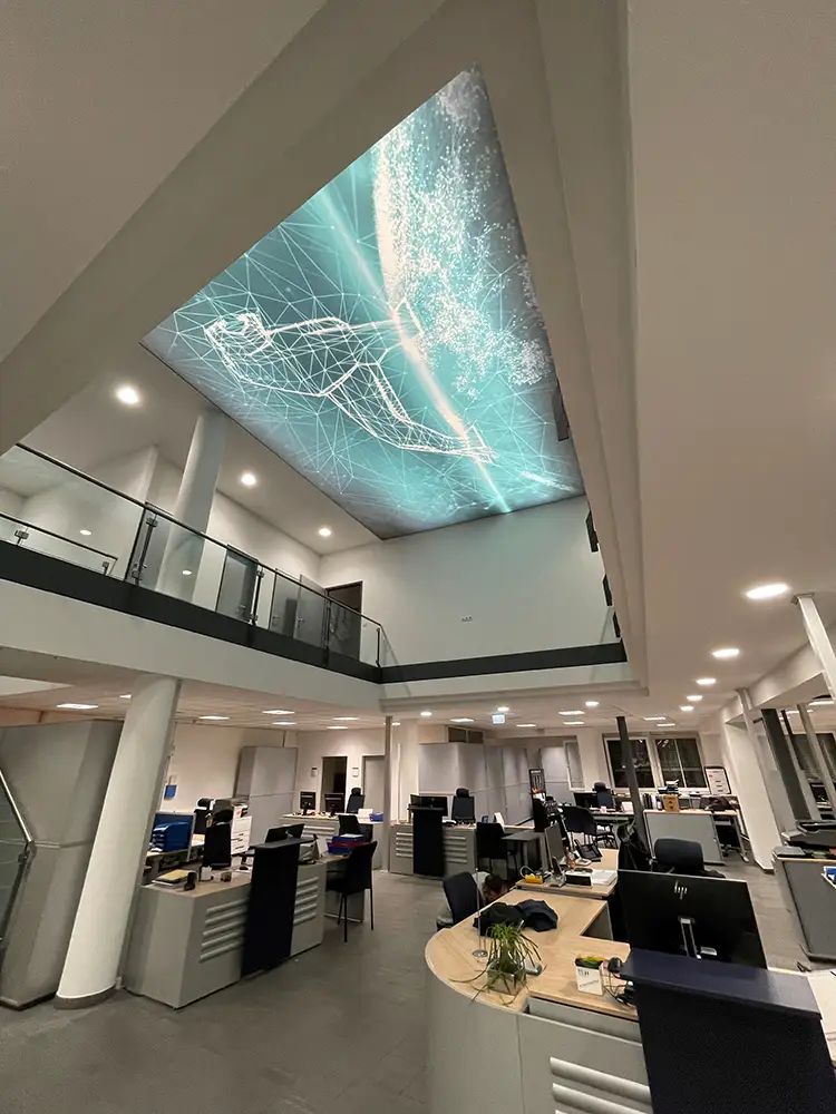 Bedruckte Lichtdecke im Büro