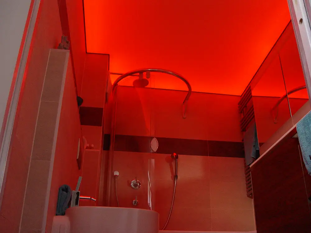 Farbige Lichtdecke Badezimmer rot