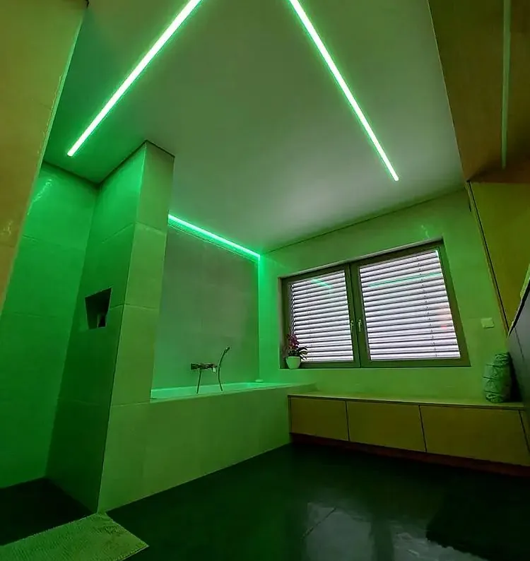 Spanndecke mit Lichtkanal grün