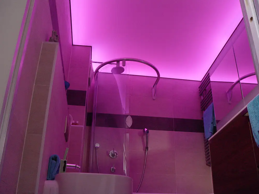 Farbige Lichtdecke Badezimmer violet