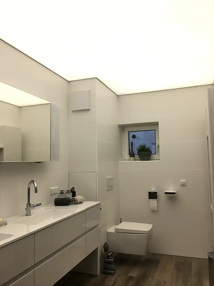 Lichtdecke im modernen Badezimmer